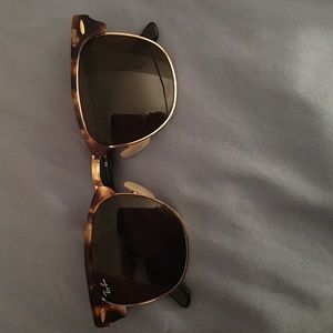 Tortuous shell Club Master, Ray Bans.