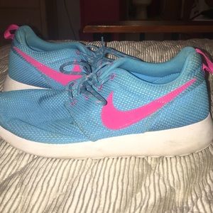 NIKE PINK AND BLUE ROSHE RUN