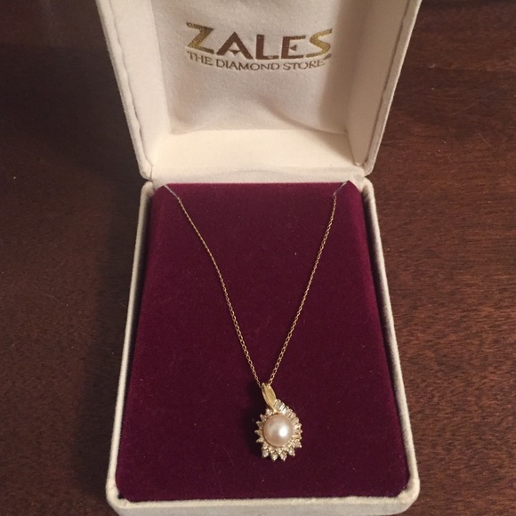 Pearl and diamond chips necklace