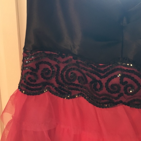 Short pink and black dress with sequin waist band - Picture 2 of 3
