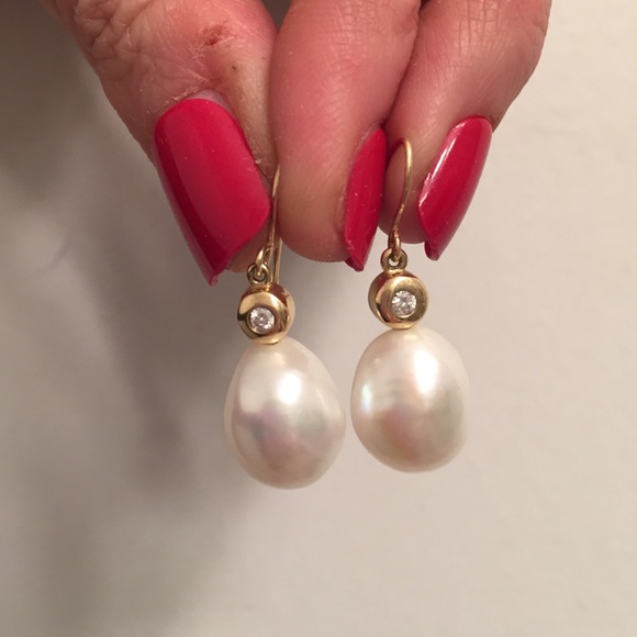 Amazing genuine pearl and diamond earrings in 14k