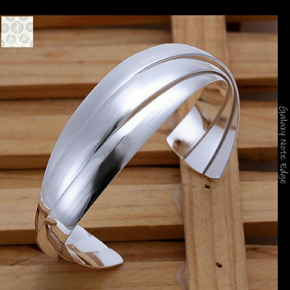 Jewelry - Silver bangle bracelet