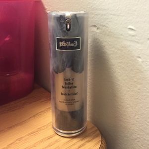 Kat Von D lock it tattoo foundation