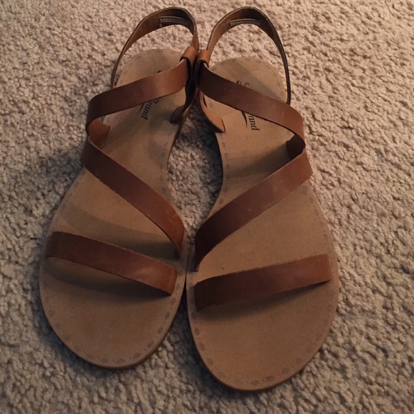 Adorable Lucky Brand strappy leather sandals!