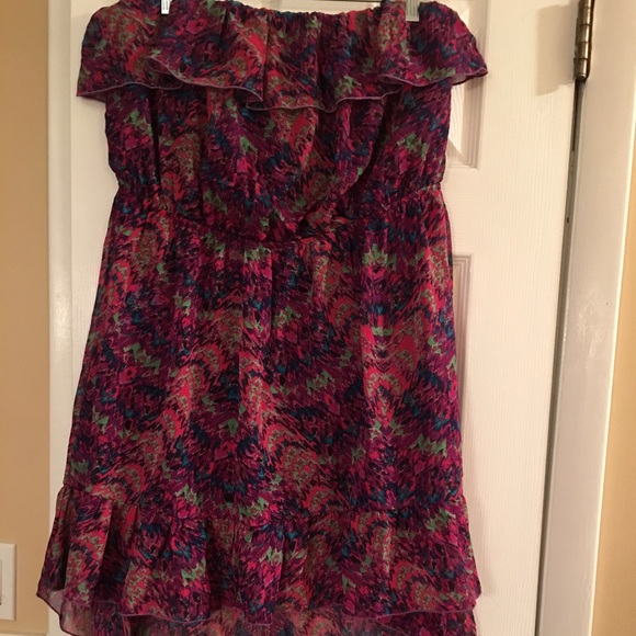 🌺Beautiful strapless dress. A must have!