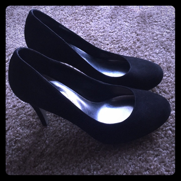Jessica Simpson round-toed suede heels