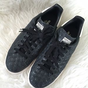 ON HOLD ! Adidas stan smith black snakeskin.