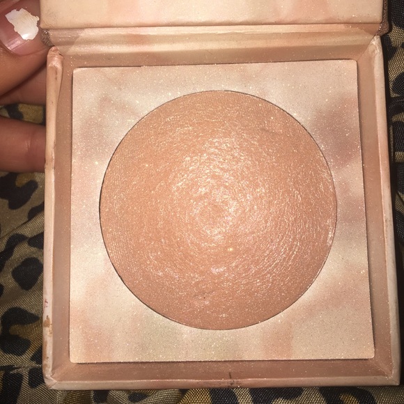 Urban decay naked illuminated highlighter aura