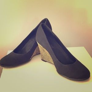 Aztec Black and Tan wedges by Aerosoles size 6.5