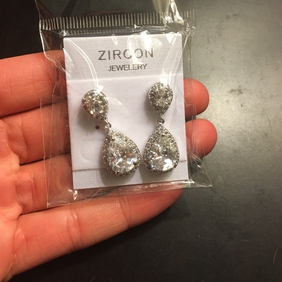 🆕 💁Teardrop bridal crystal earring - Picture 3 of 3