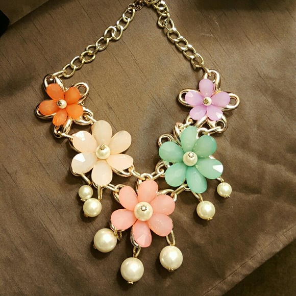 Gold Flower necklace with pearls