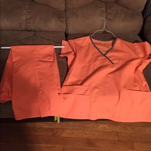 Wonder wink scrub set