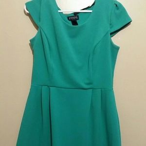Green dress sz 12 beautiful color and style!