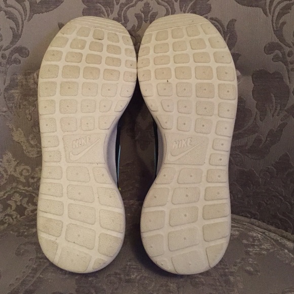 SOLD**Like New!!! Nike Roshe Sneakers size 7 youth - Picture 4 of 4