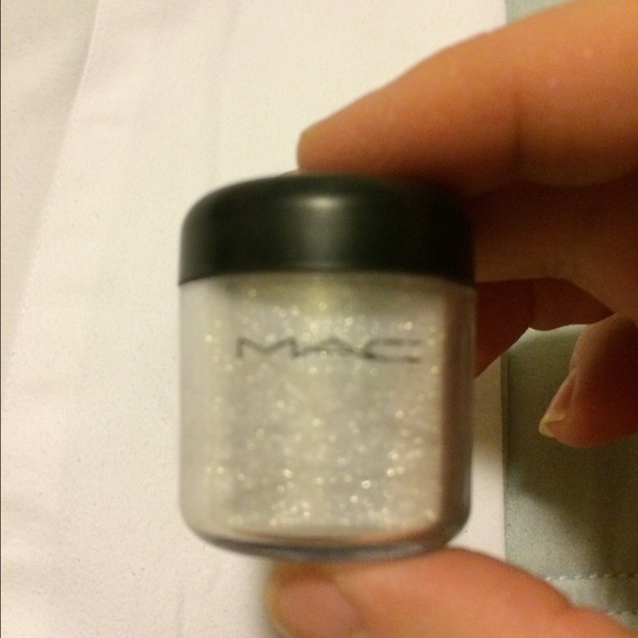 Mac reflects gold pigment