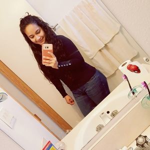 Meet your Posher, Yesenia