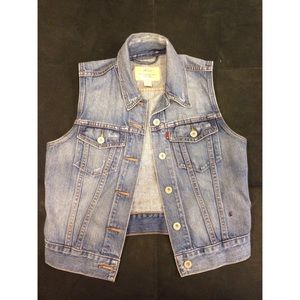 FLASH SALE ‼️ Levi's denim vest