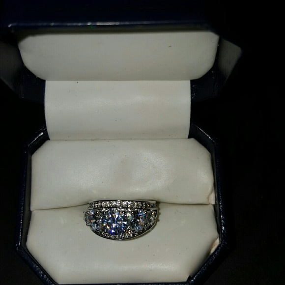 Gorgeous Ariella Collection Antique 3 Stone CZ - Picture 1 of 4