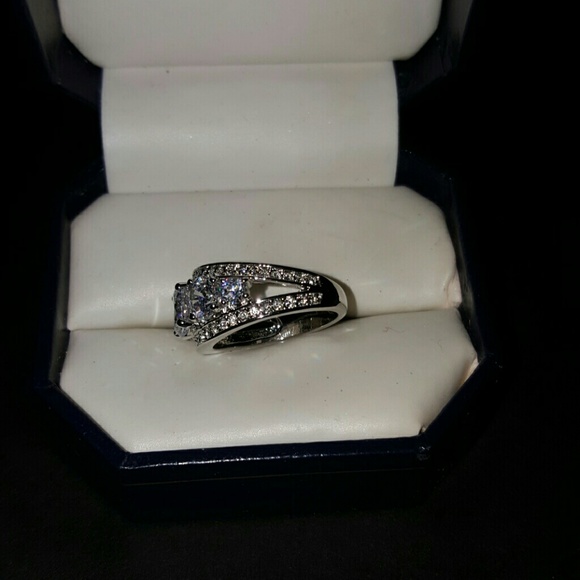 Gorgeous Ariella Collection Antique 3 Stone CZ - Picture 2 of 4
