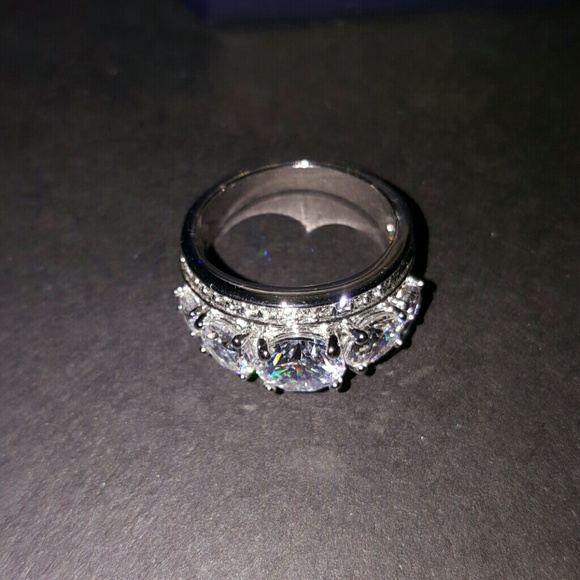 Gorgeous Ariella Collection Antique 3 Stone CZ - Picture 3 of 4