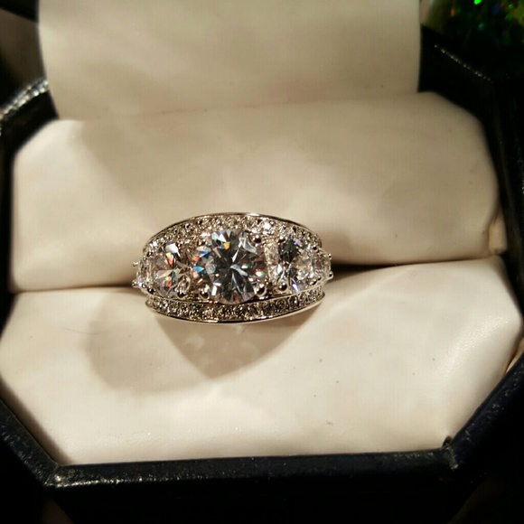 Gorgeous Ariella Collection Antique 3 Stone CZ - Picture 4 of 4
