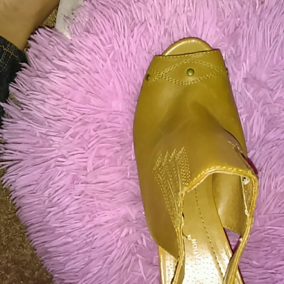 Heels - Picture 2 of 4