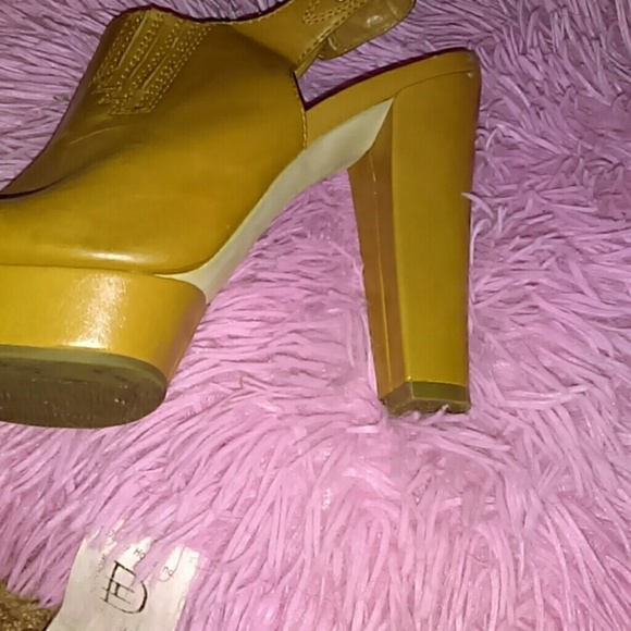 Heels - Picture 4 of 4