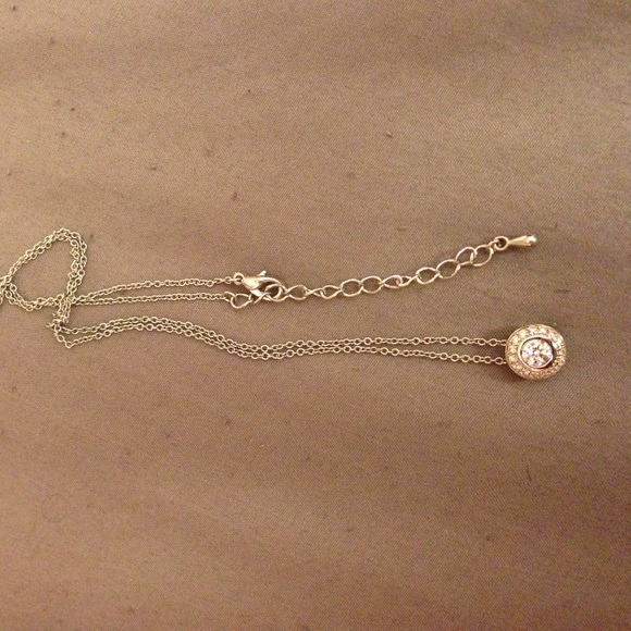 Round necklace.