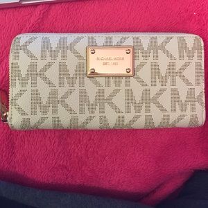 Wallet in perfect condition, no stains.