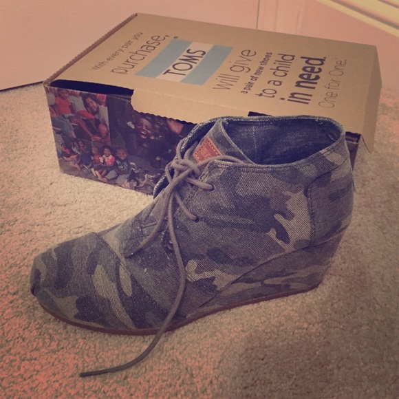 Toms camo wedges