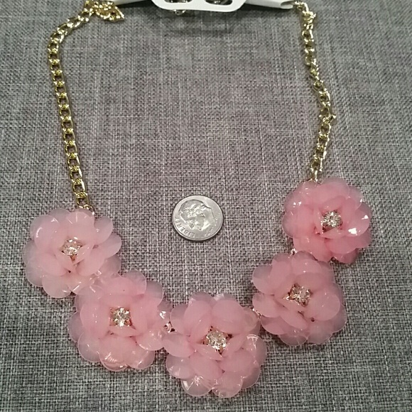 Pink flowers necklace