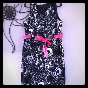 Sleeveless sheath dress with lovely pink ribbon