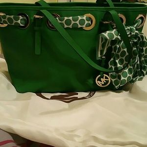 Green 100%authentic Micheal kors purse.