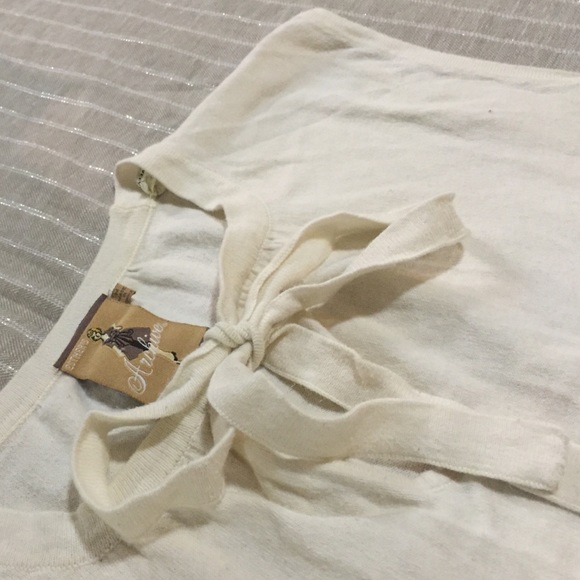 Cream top with neckline keyhole and tie detail - Picture 2 of 3