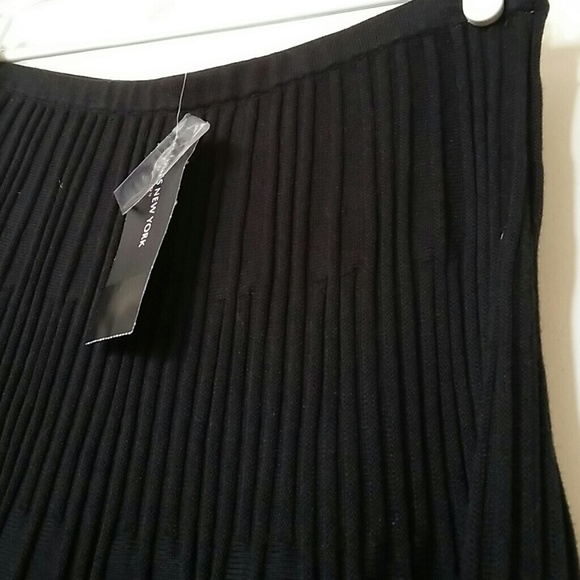 Black Heavy Knit Ribbed Pattern Skirt - Picture 2 of 3