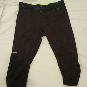 Lululemon Capri  (kickers)
