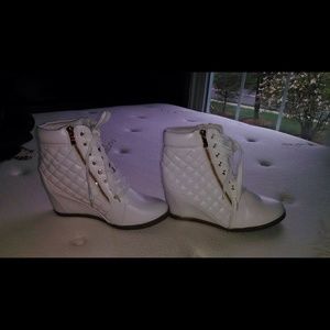 White crochet style  ankle bootie w/good zippers!