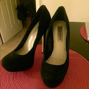Steve Madden sueded black pumps!