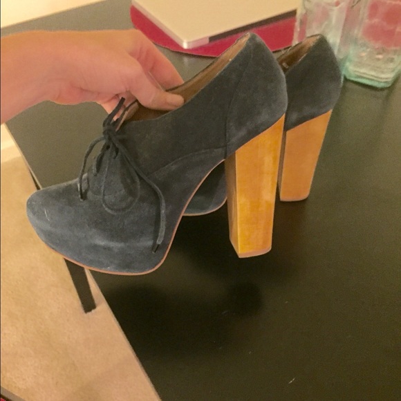 Steve Madden dark blue sueded wooden heel pump.