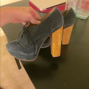 Steve Madden dark blue sueded wooden heel pump.