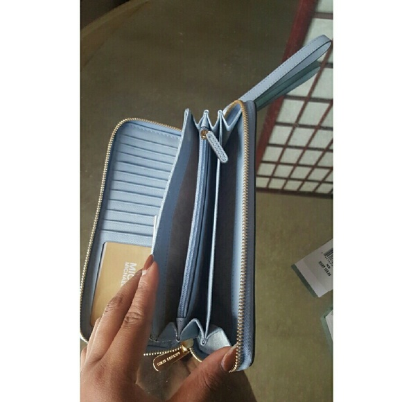 Final MK Jet Set Travel Continental wallet. - Picture 3 of 4