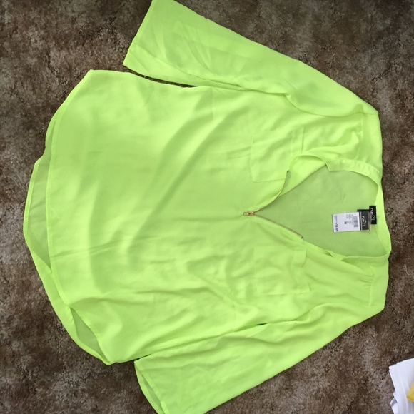 Rue21 neon yellow tunic size medium. Nwt.