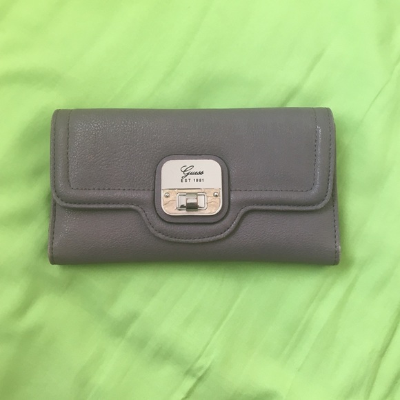 GUESS Wallet - Picture 1 of 3