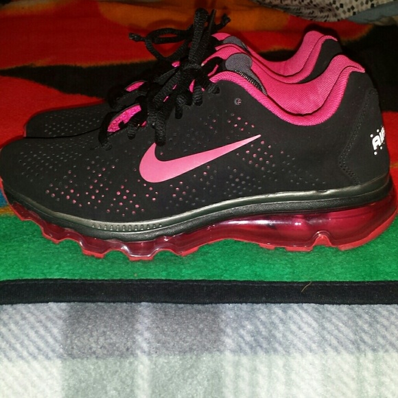 NIKE AIR MAX WOMENS SIZE 6