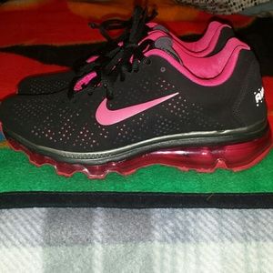 NIKE AIR MAX WOMENS SIZE 6