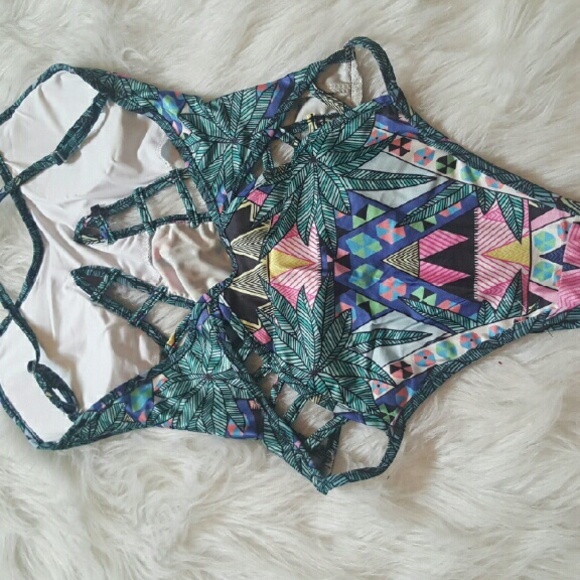 Beautiful Patterned Swimsuit - Picture 4 of 4