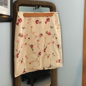 Ann Taylor LOFT spring pencil skirt in size 8.