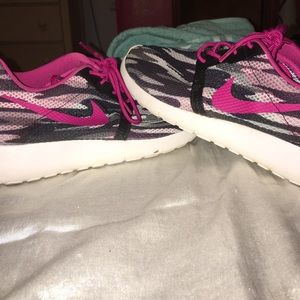 Nike Black and Pink Roshe Runs!