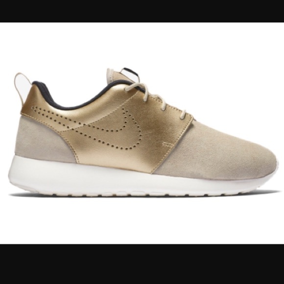 Nike Shoes - LOWEST MARK⬇️ 🎀 Women's Gold suede Nike Roshes