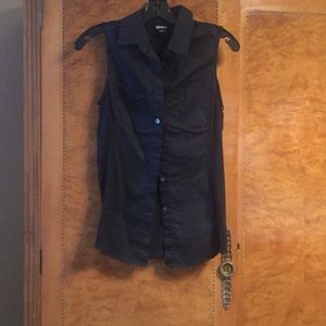 DKNY black sleeveless button down blouse